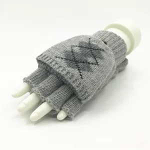 Détail de gants en tricot gris avec motif à losanges et capuchon rabattable amovible