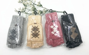 Vue détaillée des quatre couleurs de gants tricotés sans doigts avec rabat et motif flocon