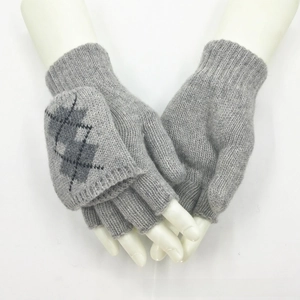 Détail des gants en maille grise avec rabat et motif de flocon de neige tissé