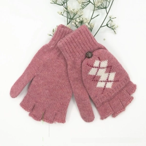 Détail de gants en tricot rose avec rabat à motif de losanges et petit bouton