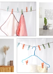 Collage de pinces à linge colorées en plastique pour le séchage sur des cintres