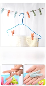 Gros plan de pinces à linge colorées en plastique avec ressorts métalliques robustes