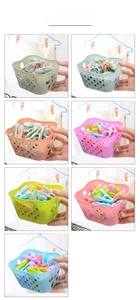 Sélection de pinces à linge colorées en plastique avec paniers de rangement assortis