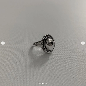 Vintage 925 sterling silver adjustable open ring with a polished oval mirror surface
