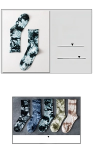 Vue détaillée de cinq chaussettes en coton tie-dye avec bords-côtes et texture douce