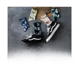 Détail de chaussettes en coton tie-dye associées à des baskets montantes noires classiques