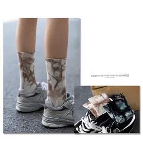 Détail de chaussettes en coton tie-dye marron et gris montrant texture et confort
