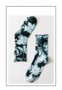 Vue détaillée de chaussettes en coton tie-dye avec motifs marbrés noirs et blancs et bords côtes