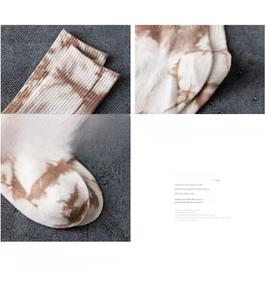 Vue détaillée des chaussettes en coton tie-dye avec talon 3D et bord élastique