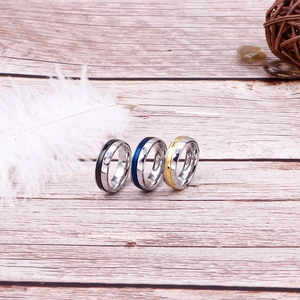 Bagues en acier inoxydable tricolores avec rainure centrale et petit diamant sur bois