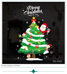 Dettaglio dell'adesivo murale albero di Natale con Babbo Natale e animali su vetro