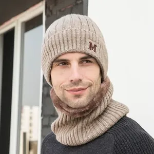 Dettaglio del set berretto in maglia beige e scaldacollo foderato in pile da uomo