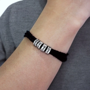 Bracelet pour homme en cuir tressé noir avec quatre perles en argent gravées personnalisées