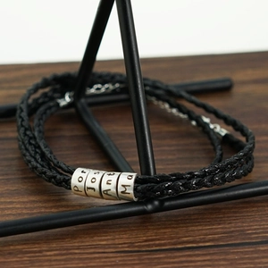 Bracelet pour homme en cuir tressé avec perles en argent gravées sur support élégant