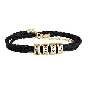 Détail d'un bracelet tressé noir avec quatre perles dorées gravées personnalisées