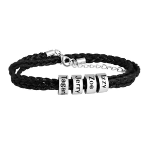 Bracelet tressé noir personnalisé avec quatre perles en argent gravées des noms Tagari et Jerry