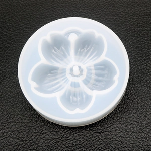 Dettaglio stampo in silicone a forma di fiore di ciliegio per ciondoli in resina