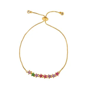 Détail du bracelet étoile doré avec cristaux multicolores et fermoir coulissant réglable
