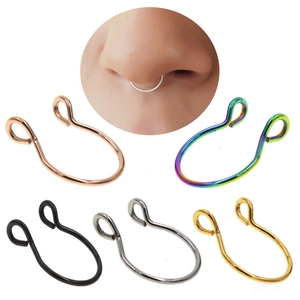 Set di cinque finti anelli per il naso in acciaio inossidabile colorati con modella