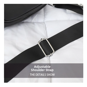 Detail des verstellbaren Nylon-Schultergurts mit silberner Metallschnalle an einer Tasche