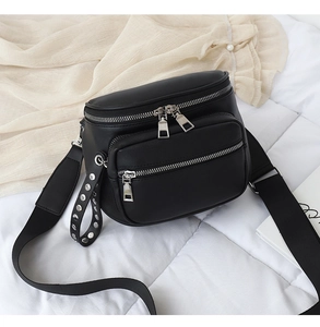Detailansicht der schwarzen Leder-Gürteltasche mit silbernen Reißverschlüssen