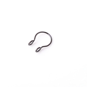 Dettaglio di un finto anello al naso a doppio strato in acciaio inossidabile nero lucido