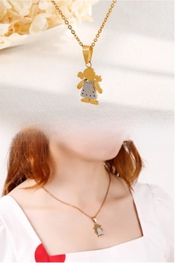 Dettaglio modello di una collana con ciondolo a forma di ragazza bicolore oro e argento