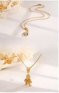 Dettaglio della collana in titanio placcato oro 18k con ciondolo cartoon a cuore