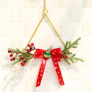 Décoration de Noël triangulaire en métal avec aiguilles de pin et baies rouges
