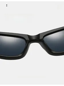 Makroaufnahme einer mattschwarzen Sonnenbrille mit bequemen, integrierten Nasenpads