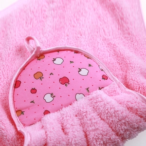 Essuie-mains suspendu en polaire corail rose avec motif pomme et texture douce