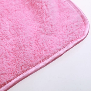 Essuie-mains en polaire corail rose avec texture pelucheuse et bordure en satin doux