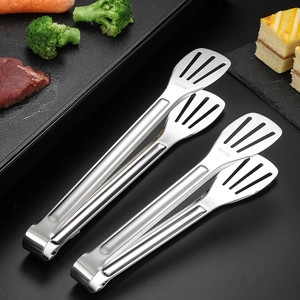 Lot de quatre pinces de cuisine en acier inox 304 pour barbecue, steak et pain sur noir