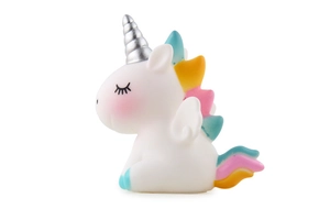 Détail de décoration de gâteau licorne blanche avec corne argentée et queue arc-en-ciel