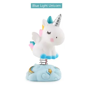 Détail de la licorne lumineuse sur ressort avec socle nuage bleu, lune et étoiles