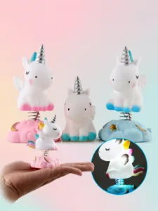 Main tenant une veilleuse licorne lumineuse avec base à ressort pour référence de taille
