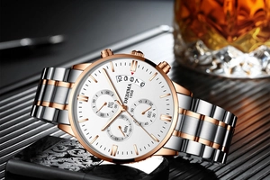 Vue macro détaillée du chronographe DEDIMA 1958 avec lunette en or rose et dateur précis
