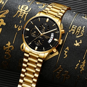 Vue macro d'un chronographe en acier inoxydable doré avec cadran noir et cadrans auxiliaires