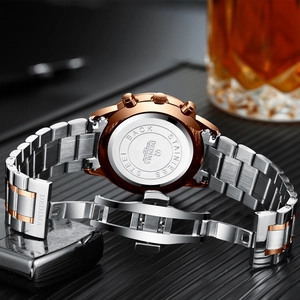 Vue détaillée du dos d'une montre en acier inoxydable avec boucle déployante et bracelet bicolore