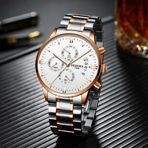 Détail du cadran de chronomètre multifonction et du bracelet en acier inoxydable bicolore