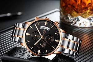 Gros plan d'une montre DEDIMA pour homme avec bracelet en acier et accessoires de luxe