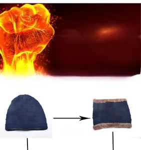 Dettaglio del set berretto e scaldacollo in maglia blu scuro con fodera morbida