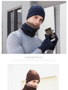Détail de l'ensemble bonnet en tricot, tour de cou polaire et gants tactiles pour hommes