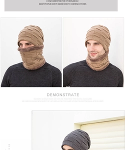 Ensemble bonnet et cache-col en tricot pour homme porté par un mannequin en extérieur.