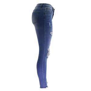 Detailansicht der blauen Skinny-Jeans mit Rissen und Fransen am Beinsaum
