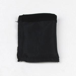 Dettaglio di un sacchetto per gioielli in velluto nero con texture morbida e coulisse