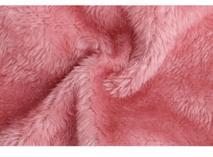 Nahaufnahme von weichem rosa dickem Pluesch-Fleece-Stoff, warme Wintertextur Detail.