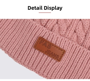 Winter Kinder rosa Strickmütze Detailansicht mit Leder-Patch warme dicke Wollmütze.