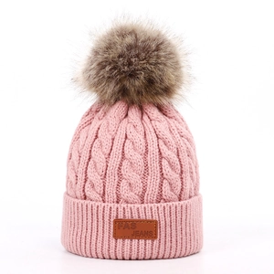 Bonnet en tricot rose pour enfants avec pompon en fausse fourrure et écusson en cuir