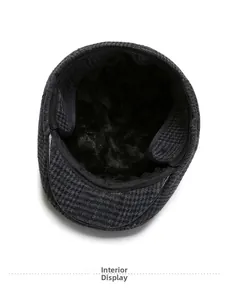 Détail de l'intérieur du bonnet d'hiver avec doublure épaisse en fausse fourrure